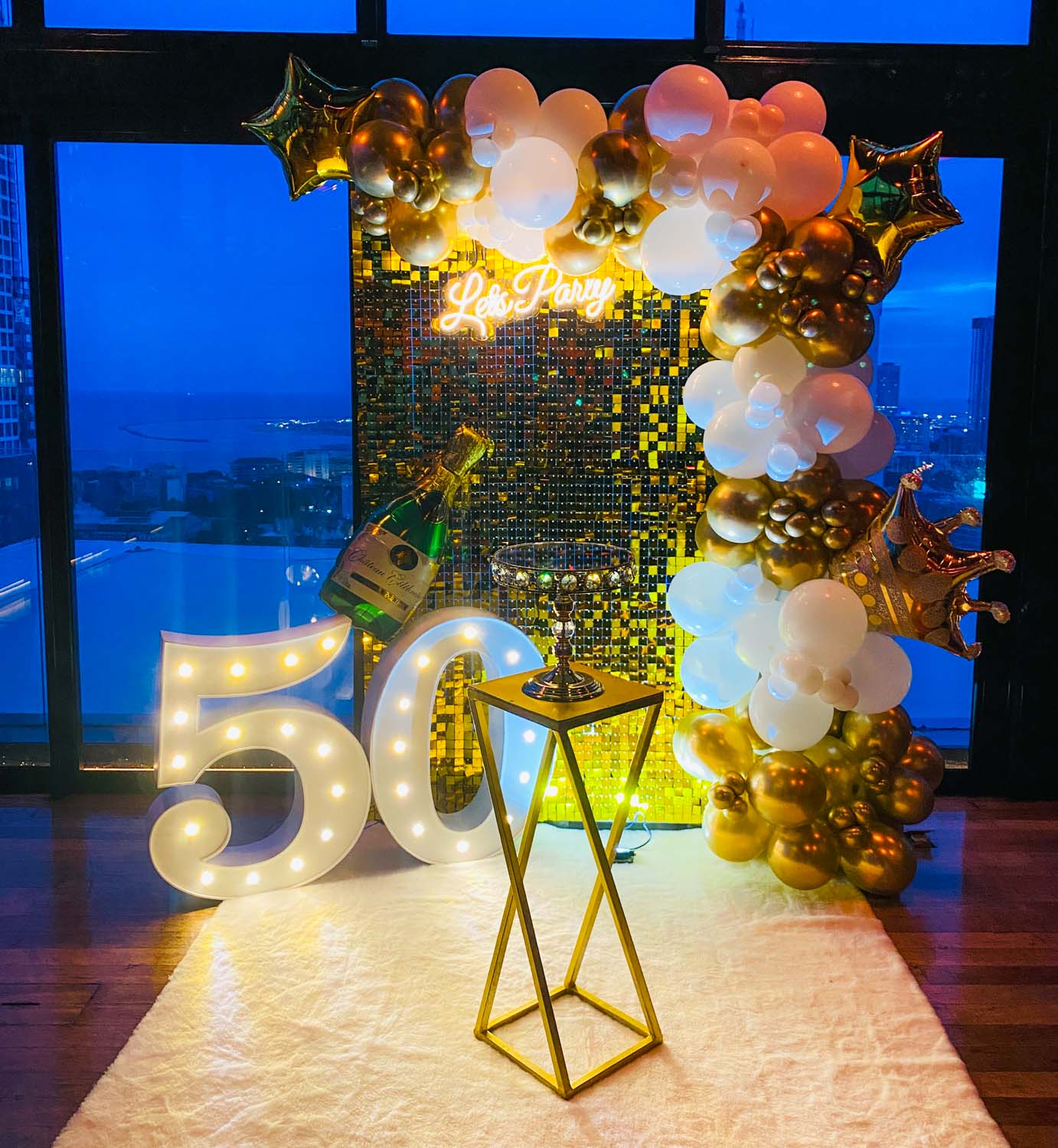 Gold Shimmer Wall Gold White Balloons