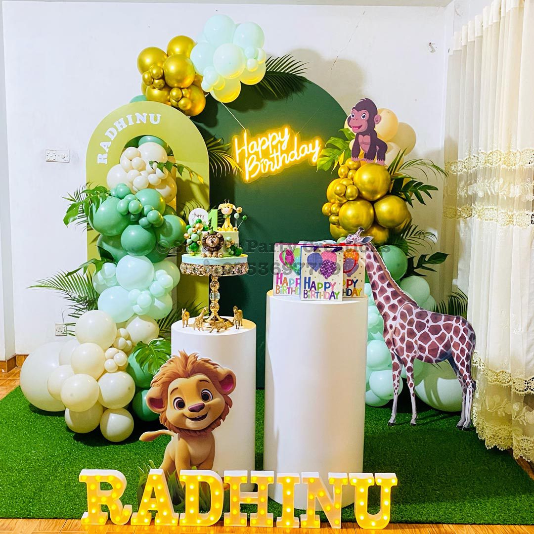 Wild theme with one table with hollow arch