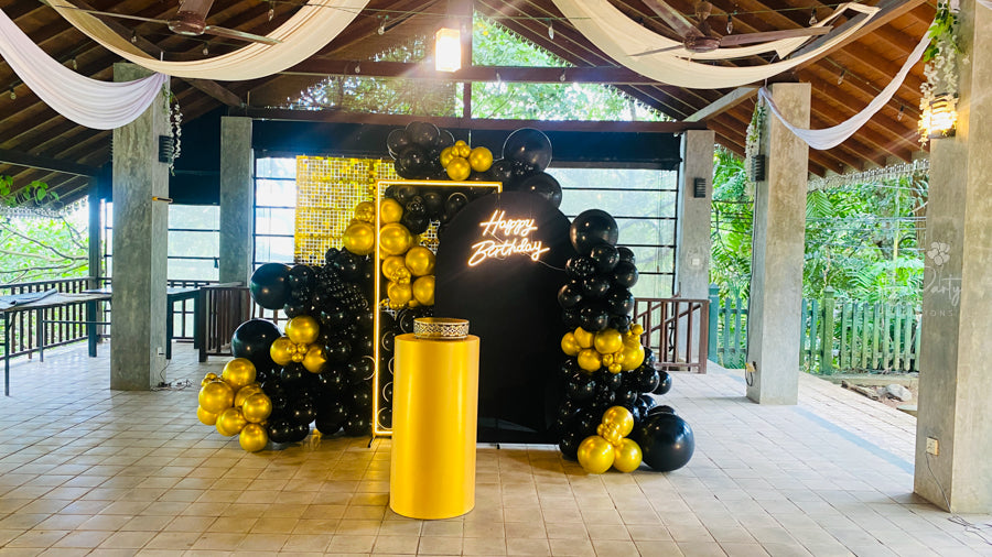 Gold Shimmer Wall Birthday deco