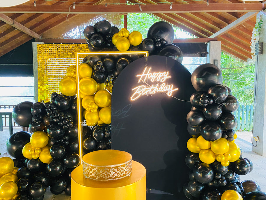 Gold Shimmer Wall Birthday deco