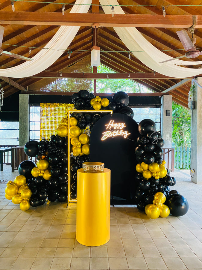 Gold Shimmer Wall Birthday deco